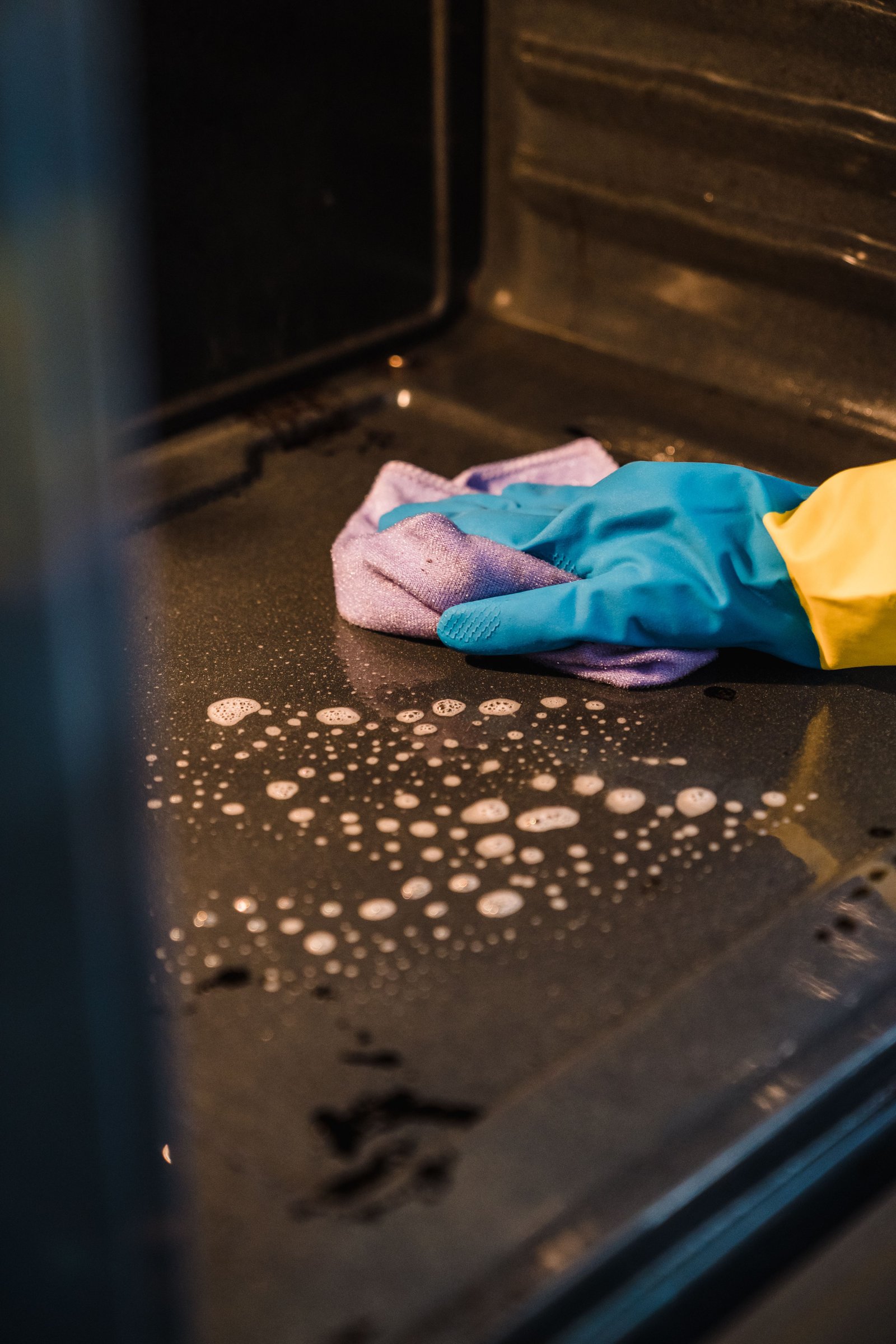 Detailed deep cleaning of an oven